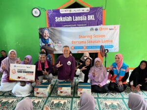 pembagian aket kado Ramadhan untuk peserta lansia yang hadir