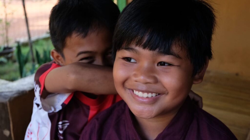 Senyum anak meriah ketika Sinergi Puspita berkunjung