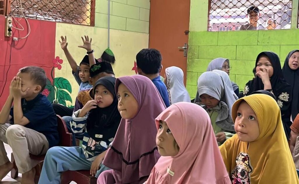Anak-anak mendengarkan penjelasana tentang materi keracunan MBG