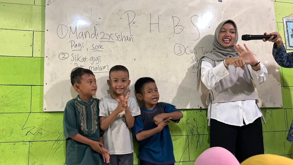 Sinergi Puspita Edukasi anak di kp Pemulung