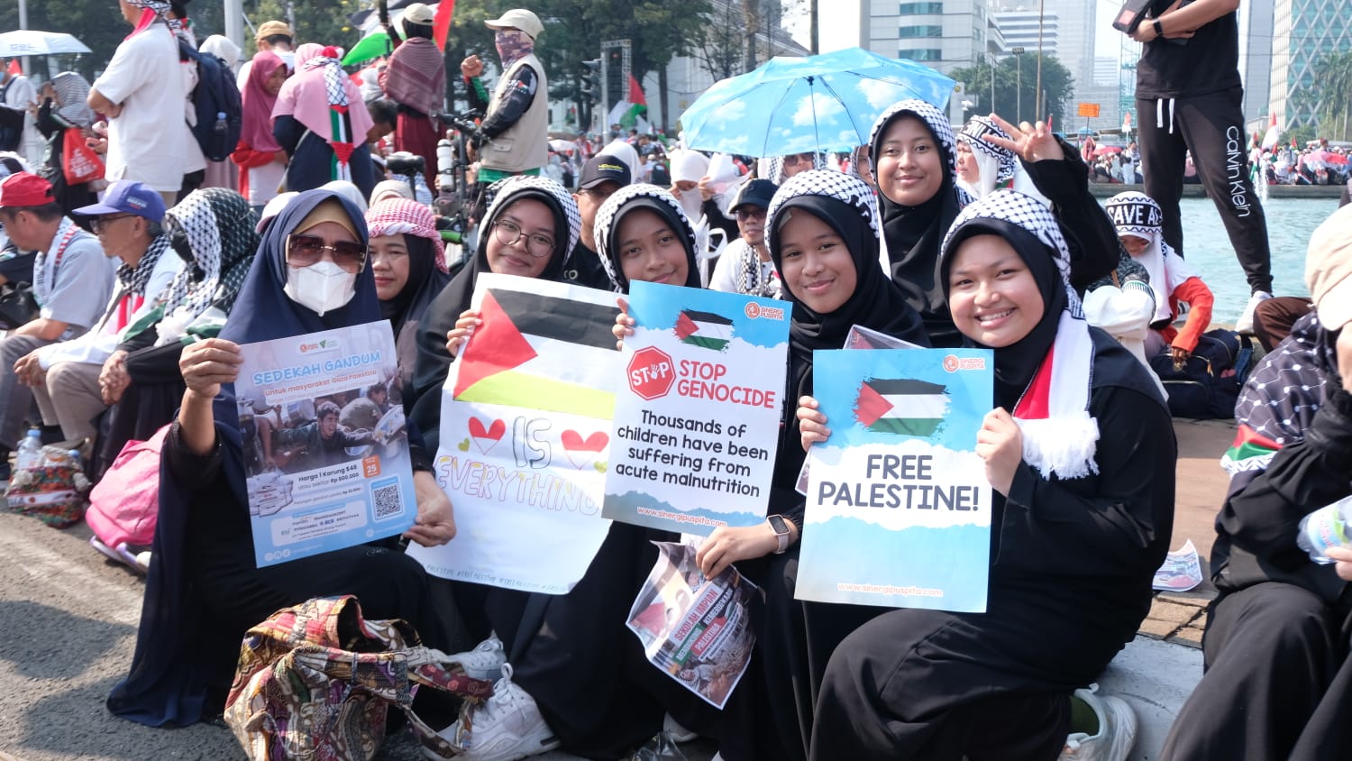 Ribuan masyarakat Indonesia memadati kawasan Patung Kuda, Monas, dalam aksi bela Palestina bertajuk Indonesia Lawan Genosida.