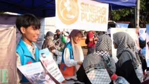 Sinergi Puspita bersama massa mengikuti aksi bela Palestina bertajuk Indonesia Lawan Genosida di kawasan Patung Kuda, Monas.