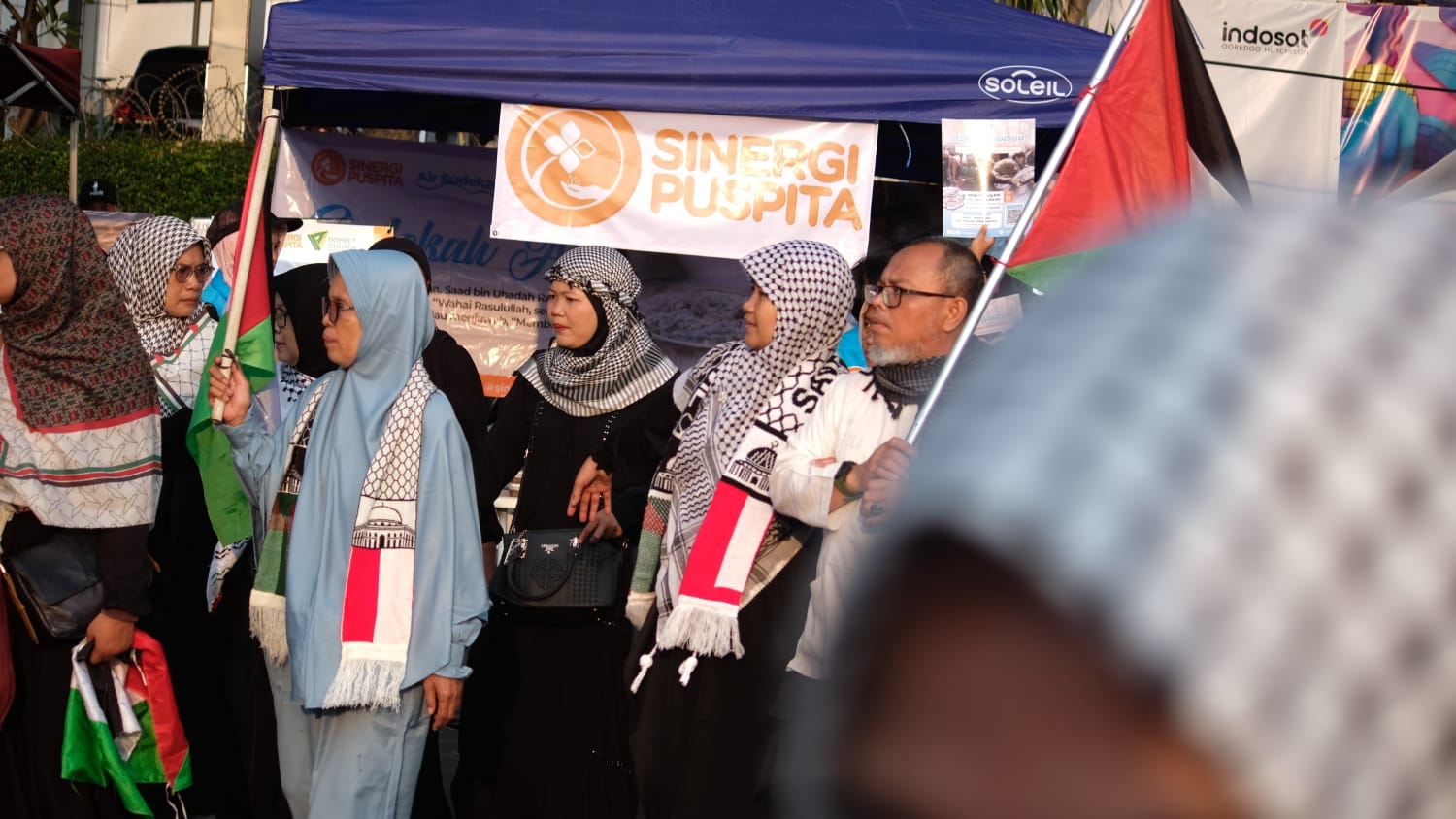 Massa padati Patung Kuda Monas dalam aksi solidaritas palestina