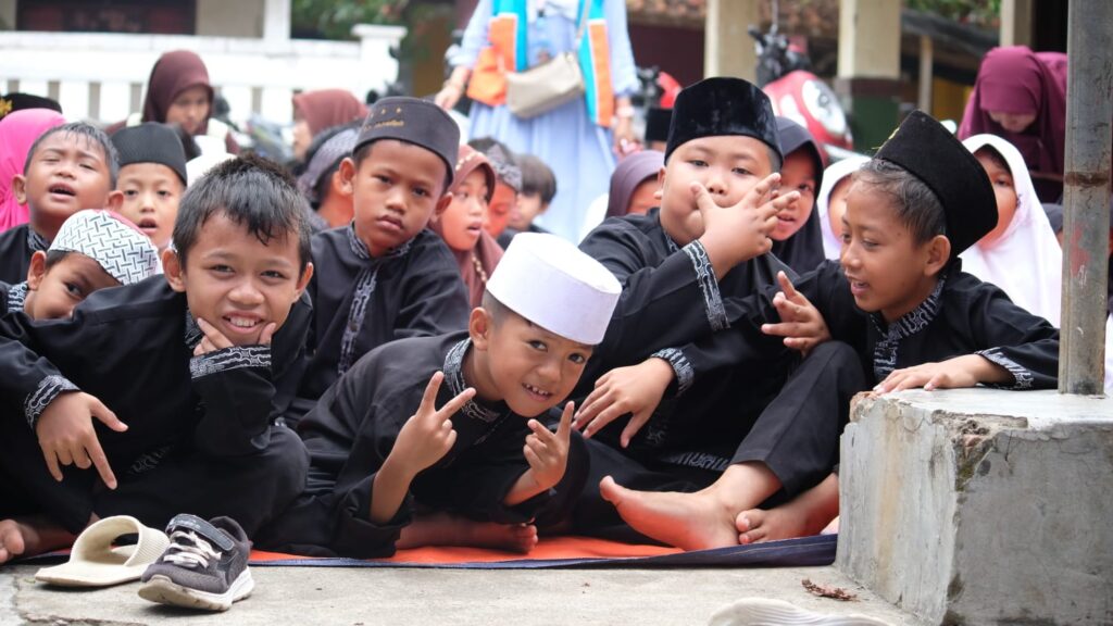 Kegembiraan adik-adik saat Sinergi Puspita merayakan Maulid Nabi Bersama