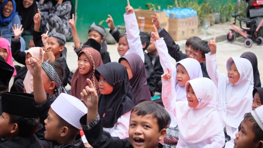 Anak-anak semangat mengkuti acara Maulid Nabi