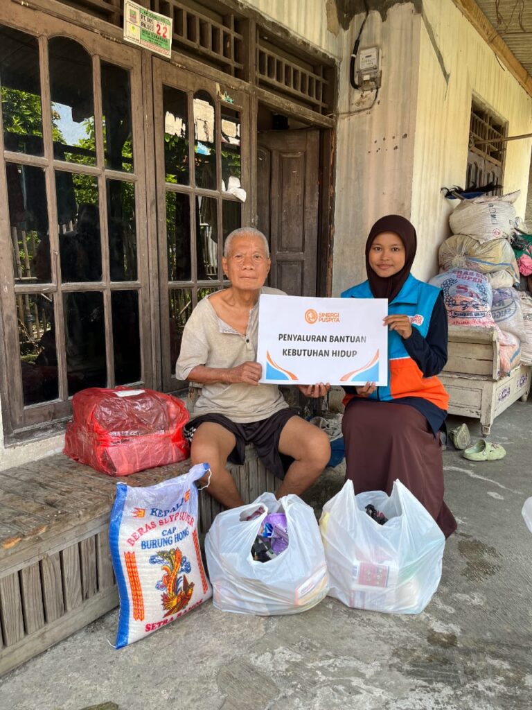 Penyaluran bantuan untuk Kakek Rojali