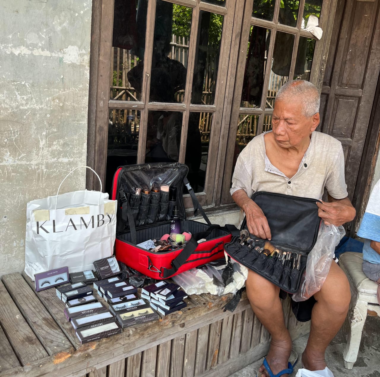 Kakek sedang membuka alat make up baru nya!