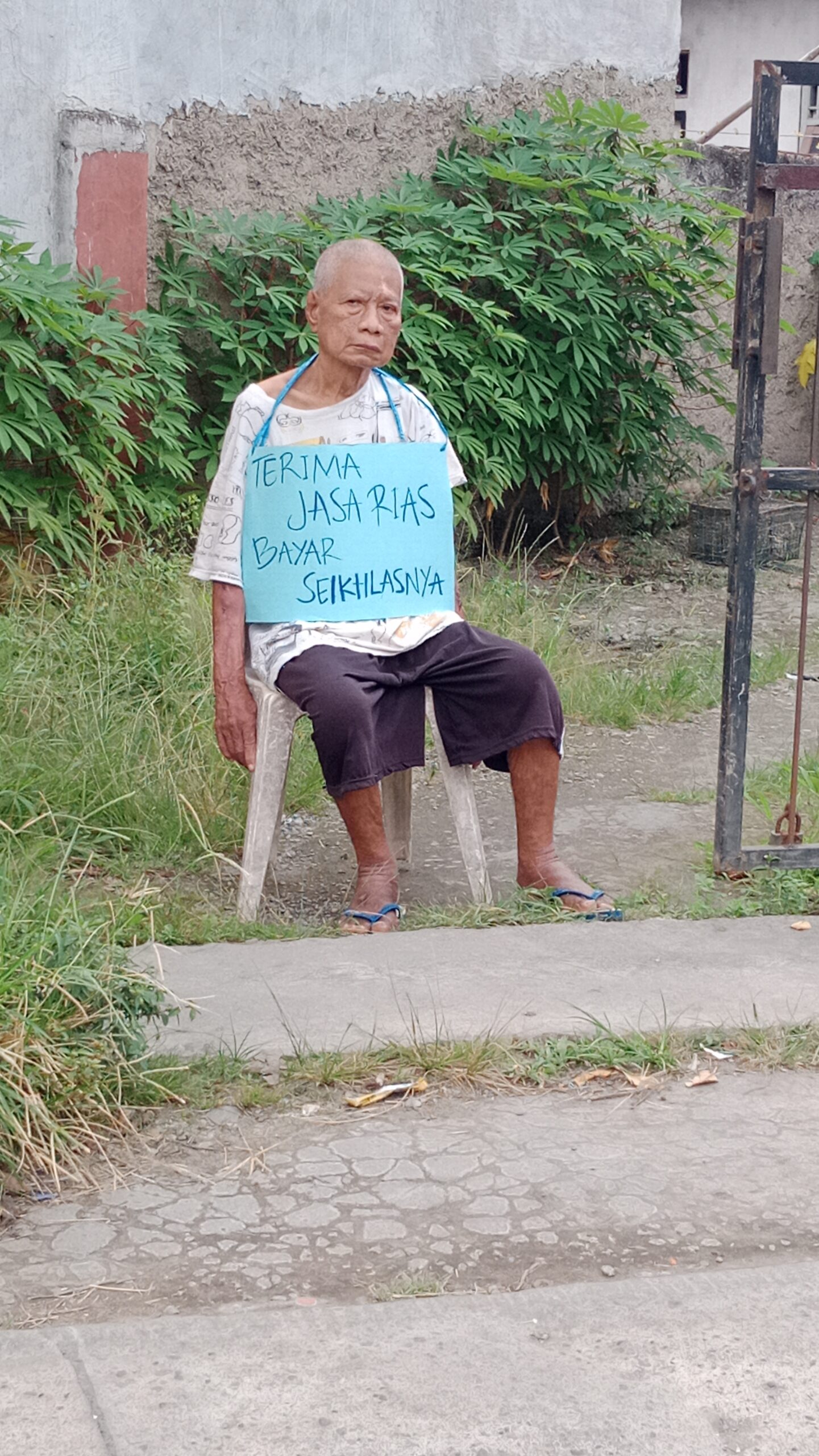 Kakek duduk termenung menunggu pelanggan