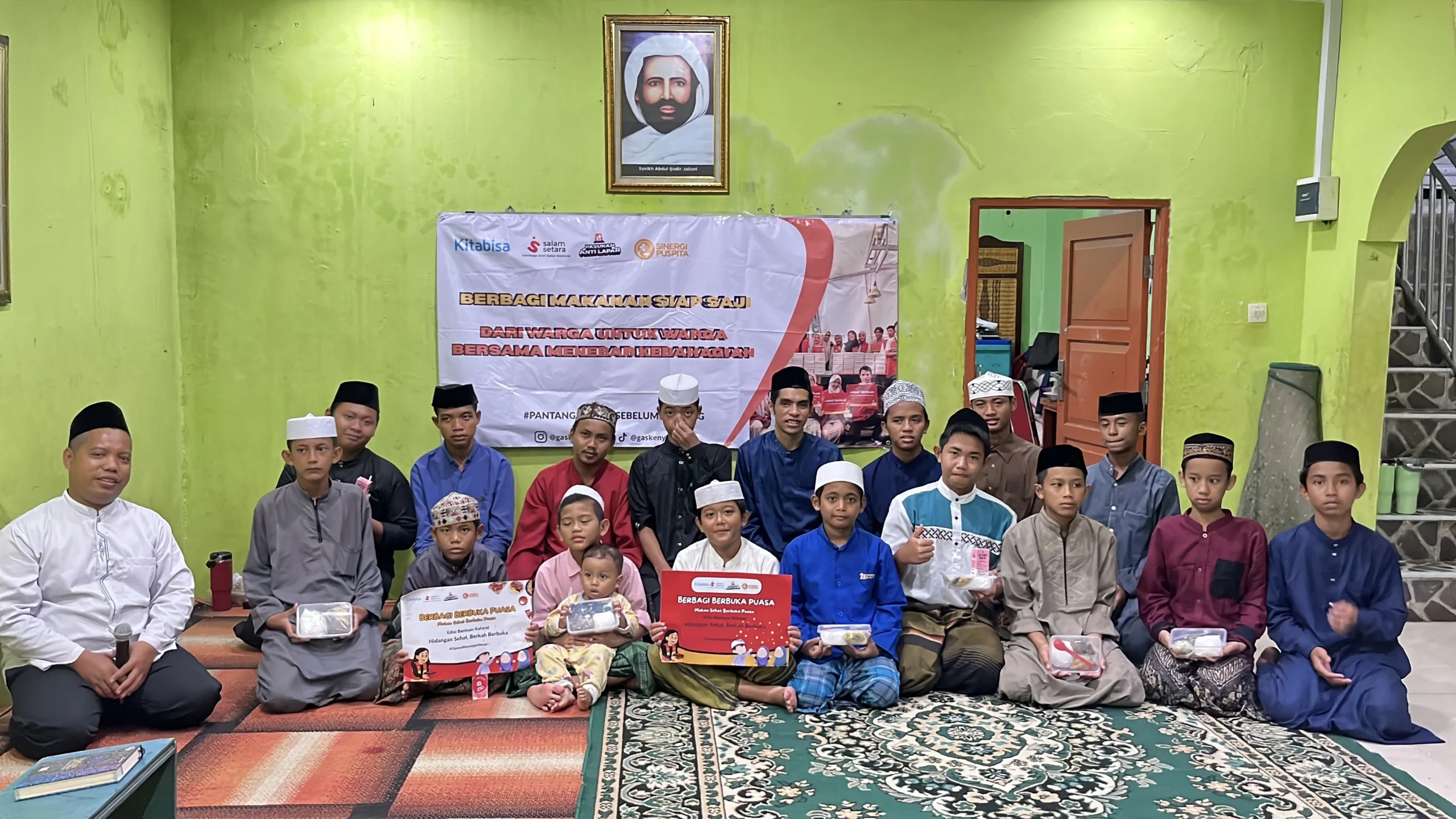 Anak-anak yatim dhuafa menerima 100 porsi makanan untuk berbuka puasa.