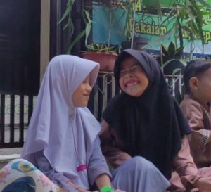 Dua anak tersenyum bersama sebagai simbol pentingnya pola asuh positif dalam menghindari dampak perfectionist parenting.