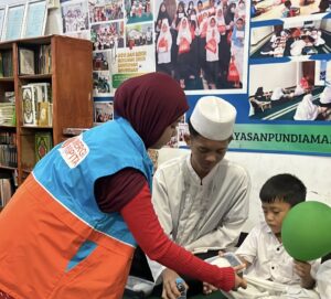 Penyaluran 100 paket makanan bergizi