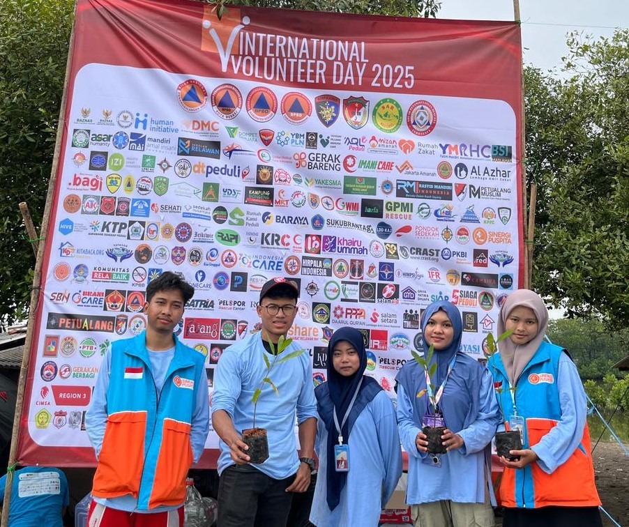 Relawan Sinergi Puspita berpartisipasi dalam International Volunteer Day 2025 di Muara Gembong.