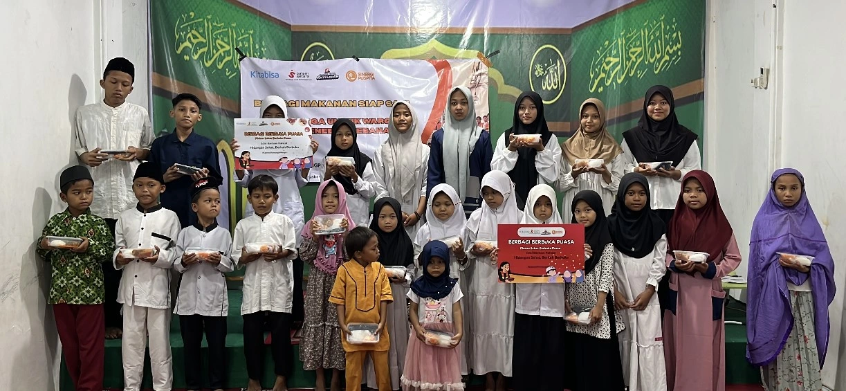 Anak-anak menerima makanan berbuka puasa dengan wajah bahagia