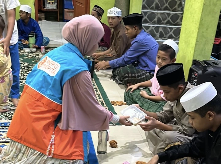 Relawan menyalurkan hidangan berbuka puasa kepada santri