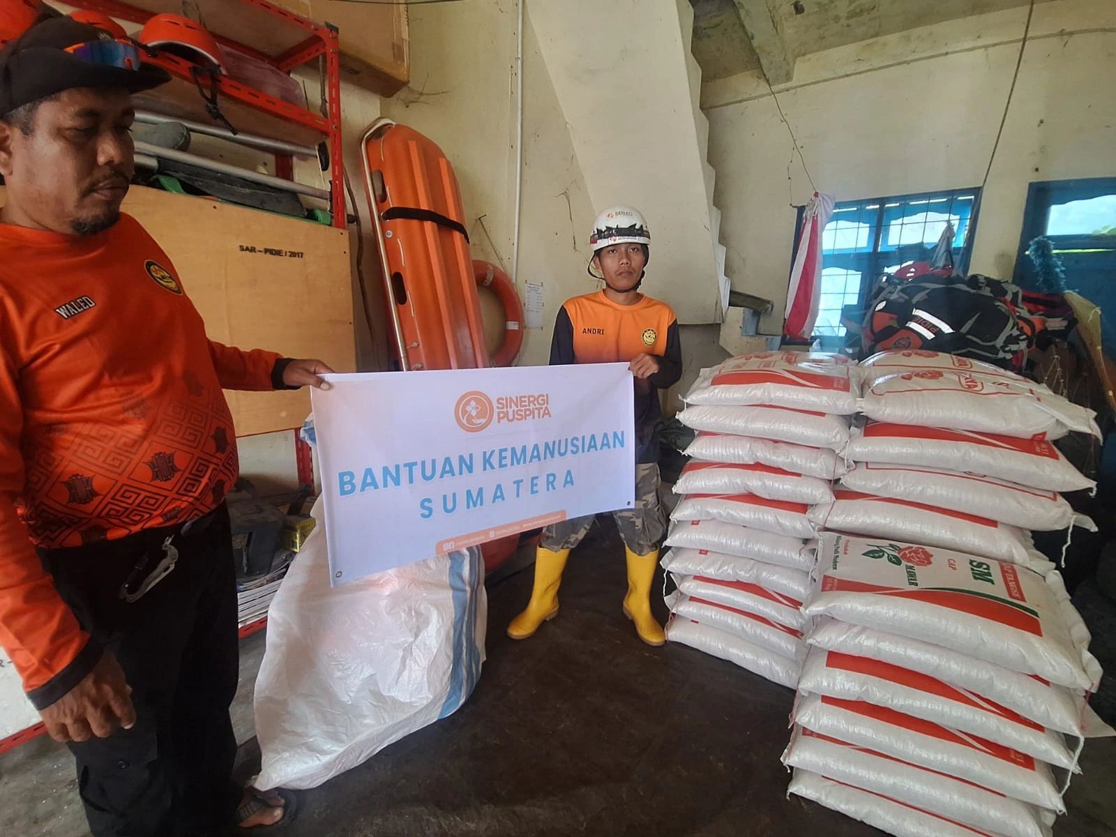 Penyerahan 200 kg beras oleh Relawan Sinergi Puspita untuk disalurkan kepada warga terdampak bencana