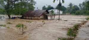 Rumah warga terendam saat air naik akibat banjir bandang Sumatra Aceh, foto oleh BNPB