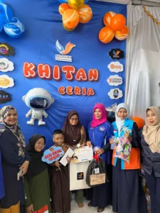 Pembagian bingkisan kepada anak peserta khitan massal gratis saat liburan sekolah