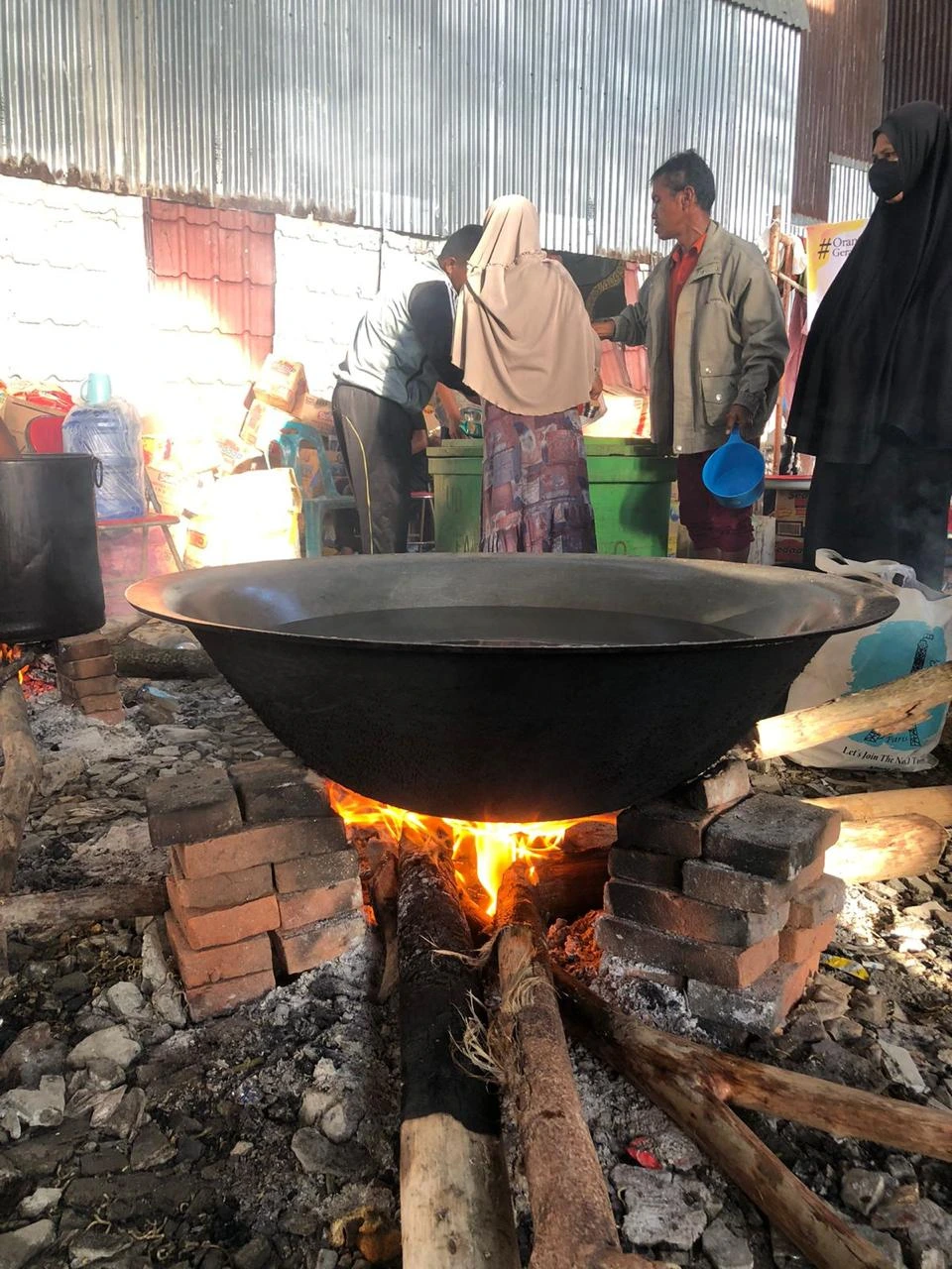 Aktivitas dapur umum Sinergi Puspita dalam menyiapkan makanan bagi korban bencana banjir.