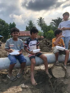 Penyaluran bantuan kemanusiaan oleh relawan Sinergi Puspita kepada korban bencana banjir di wilayah terdampak.