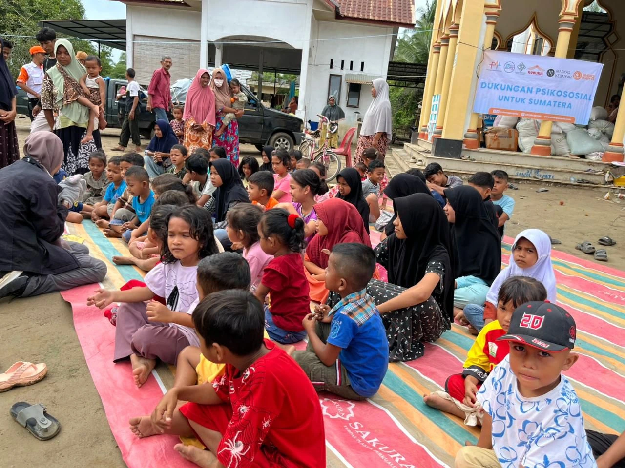 Relawan Sinergi Puspita mendampingi anak-anak di pengungsian Aceh melalui kegiatan psikososial