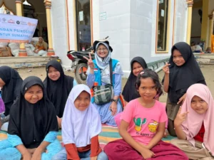 Relawan Sinergi Puspita melakukan pendampingan psikososial bagi anak-anak terdampak bencana di Aceh