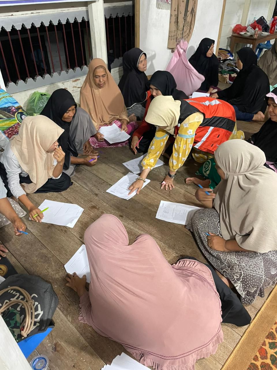 Relawan Sinergi Puspita Mendampingin Psikososial Pascabencana untuk Ibu-Ibu di Pengungsian