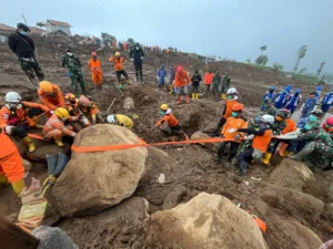 Sinergi Puspita menyalurkan dukungan konsumsi bagi tim SAR gabungan dalam proses pencarian korban longsor Cisarua Bandung Barat