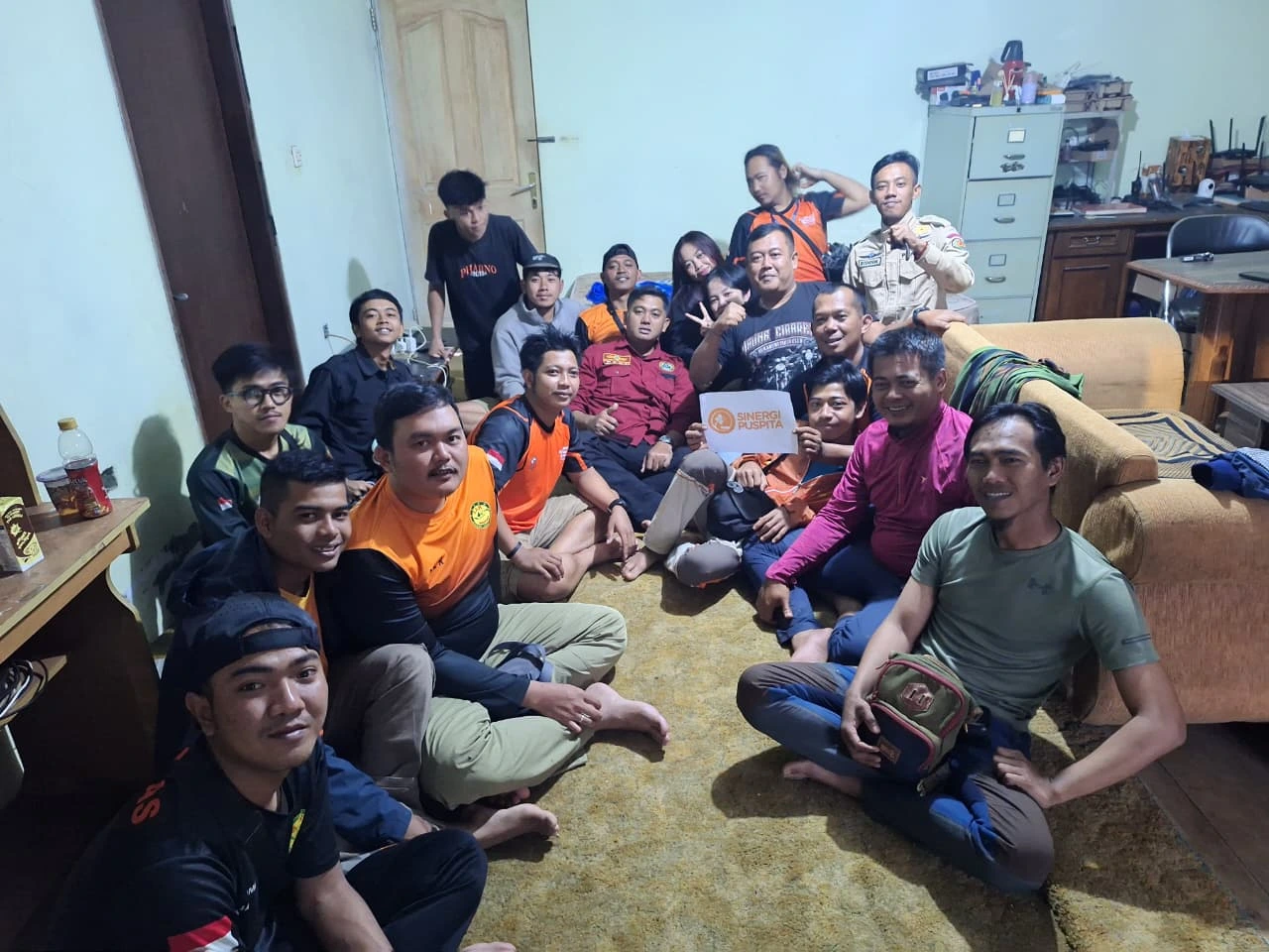 Relawan Sinergi Puspita memberikan dukungan konsumsi kepada tim SAR gabungan di lokasi longsor Cisarua Bandung Barat