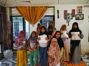 Penyaluran bantuan alat ibadah untuk anak-anak terdampak banjir di Aceh