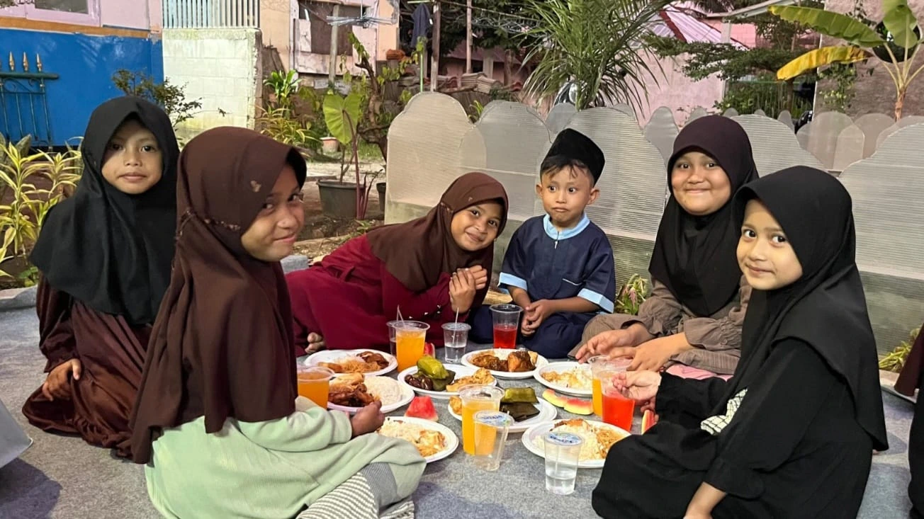 Relawan dan santri disabilitas berbuka puasa bersama di Bogor