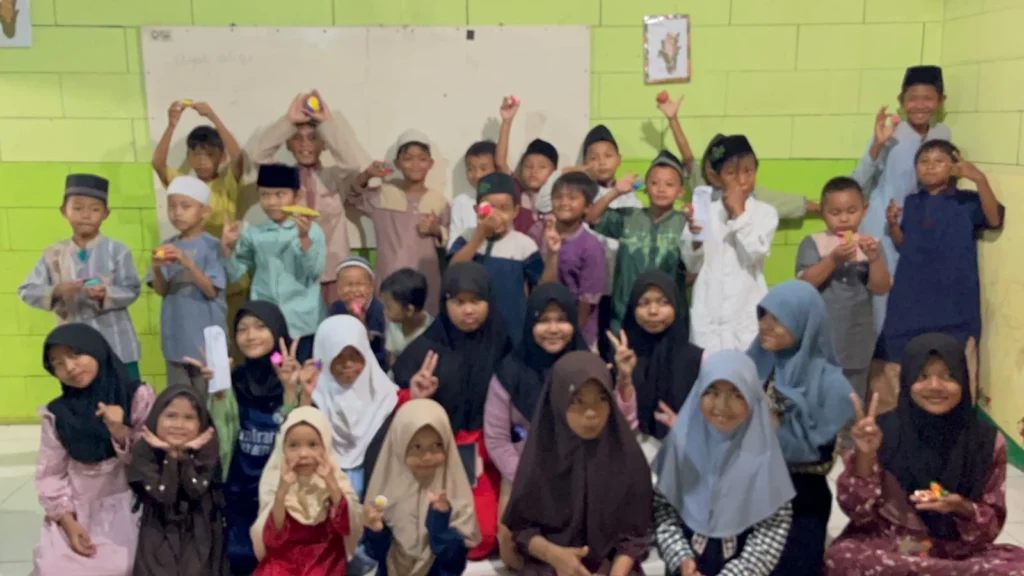 Anak-anak di Kampung Pemulung Jatibening mengikuti kegiatan main clay bersama Sinergi Puspita dalam aksi Ramadhan