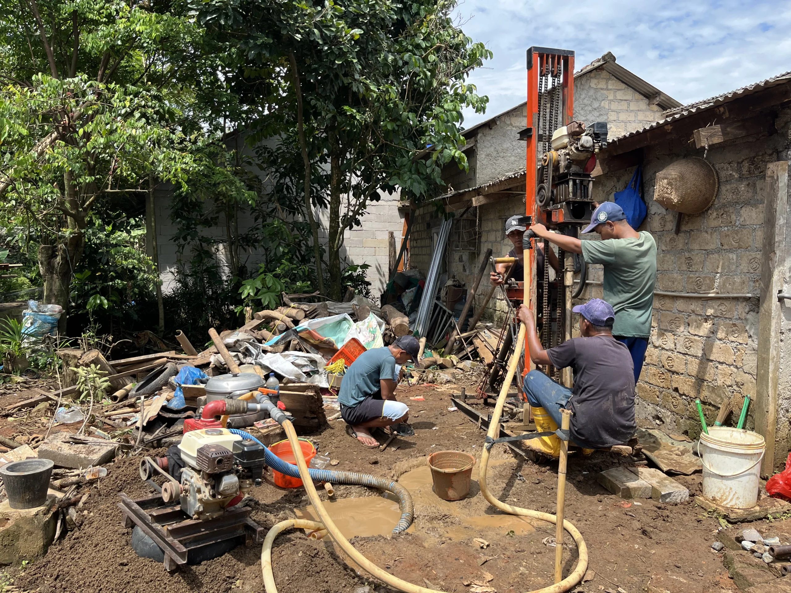 Proses pembangunan sumur air bersih PAUD Nurussibyan Bogor oleh Sinergi Puspita