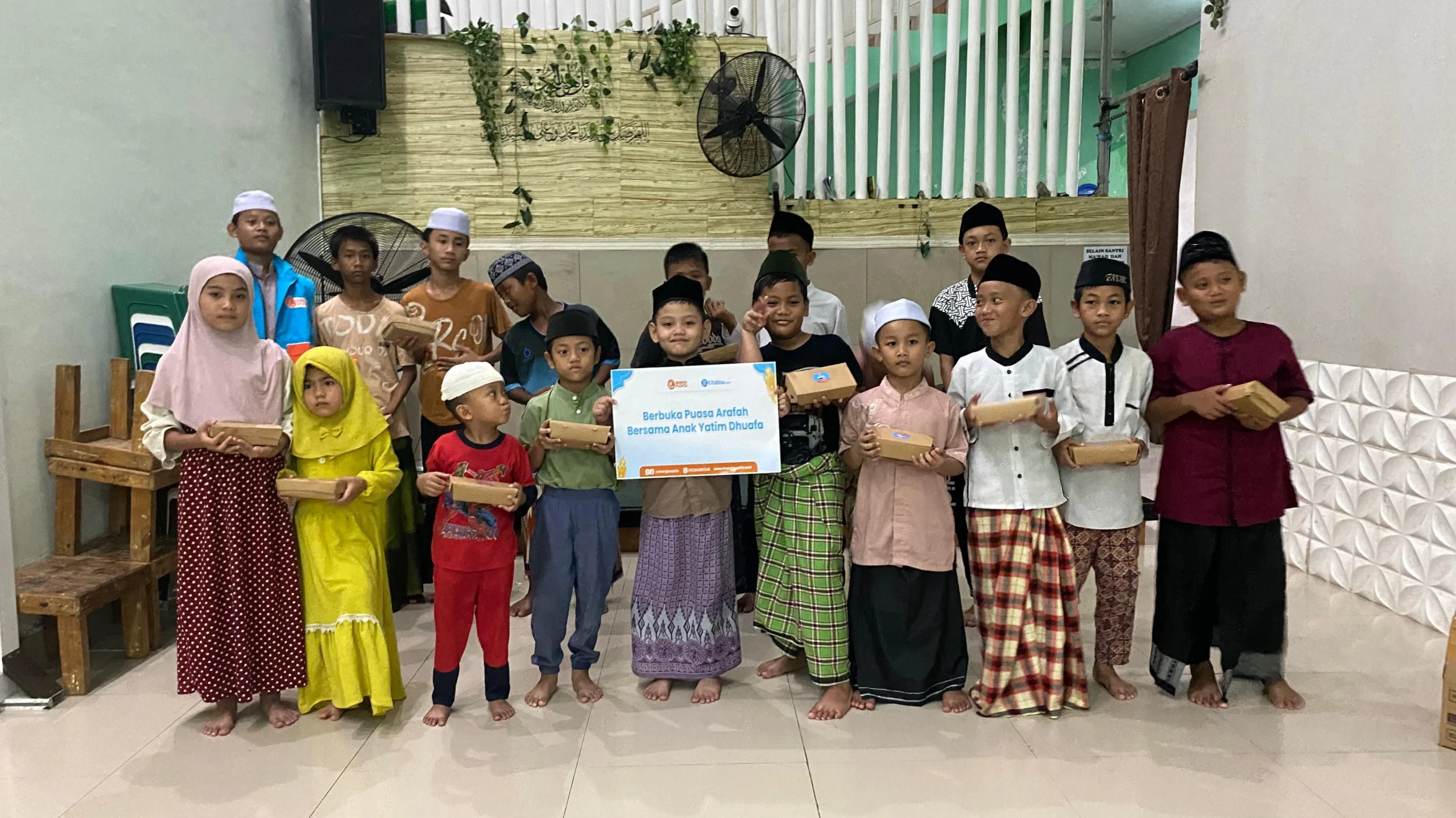 Buka Puasa Arafah Bekasi, Sinergi Puspita Salurkan Hidangan untuk Santri Yatim Dhuafa